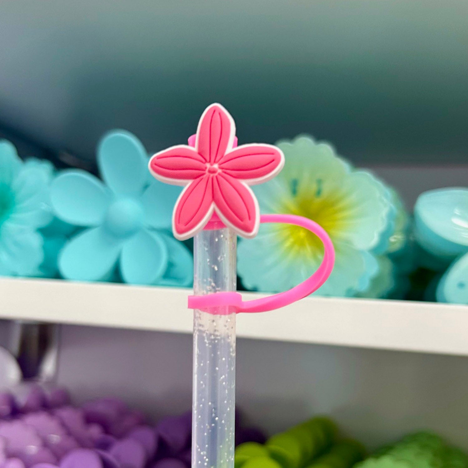 Sublimez vos boissons avec le bouchon Pink Plumeria d’Emano. Design fleuri, réutilisable, parfait pour l’été en Nouvelle-Calédonie. Disponible en boutique ou en ligne.