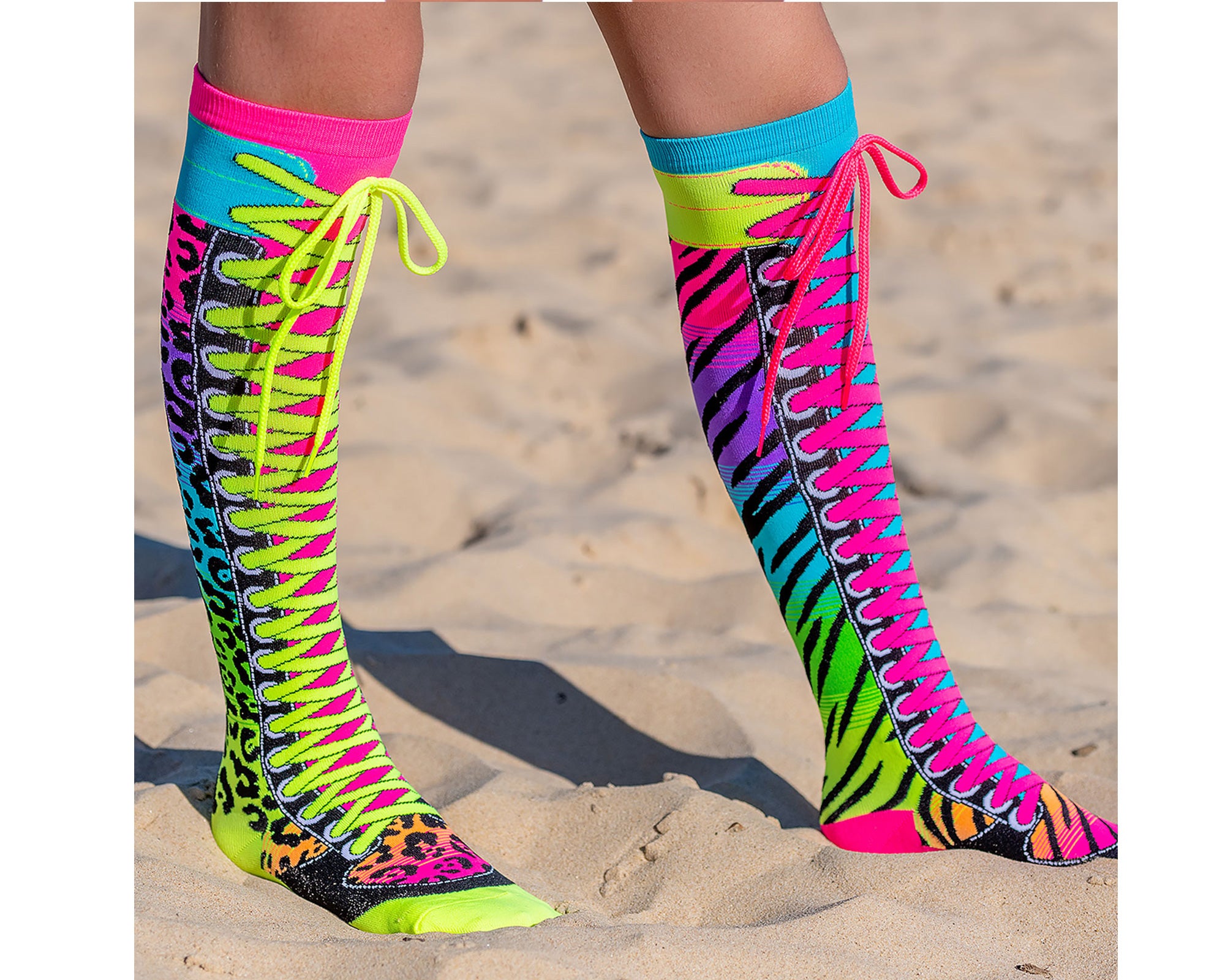 Les chaussettes Safari sont une paire à mélanger et assortir, avec un imprimé léopard et zèbre pour partir à l'aventure tout en restant fashion !