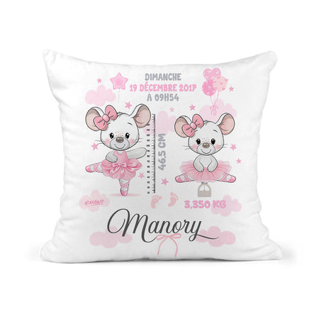 Coussin de naissance Lili la Souris dans une chambre de bébé ros