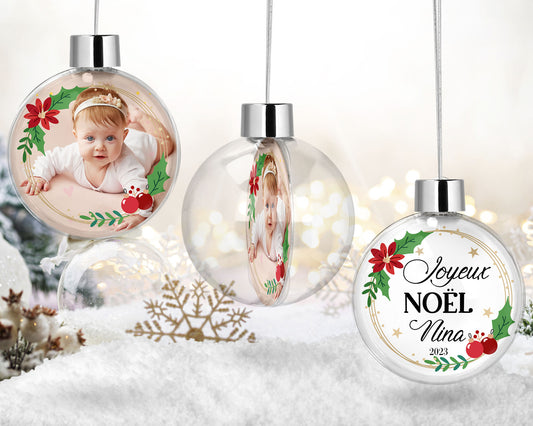 Admirez la boule de Noël personnalisée, un trésor pour le premier Noël de bébé.