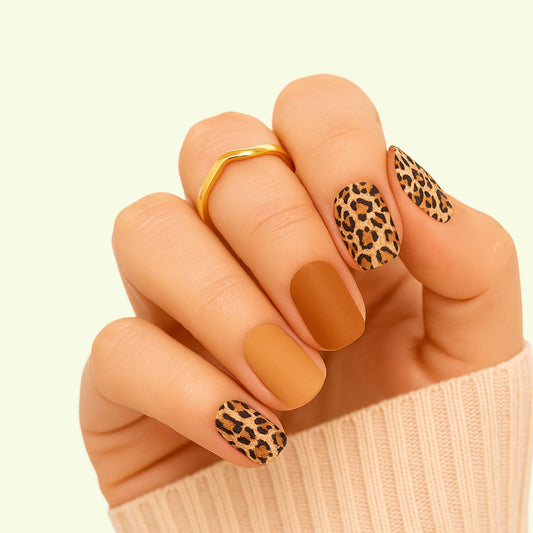 Stickers ongles léopard semi-permanent Emano, pose maison, look tendance et naturel avec bagues dorées.
